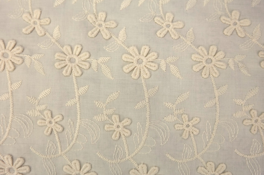 Broderie Daisy 2 Schulpranden Ecru